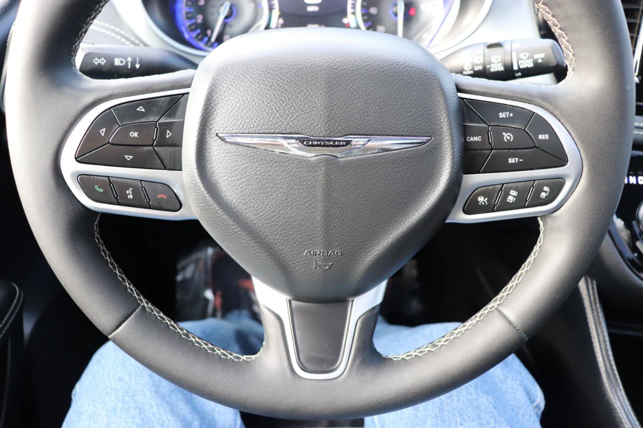 Used 2026 Chrysler Pacifica Limited FWD image 37
