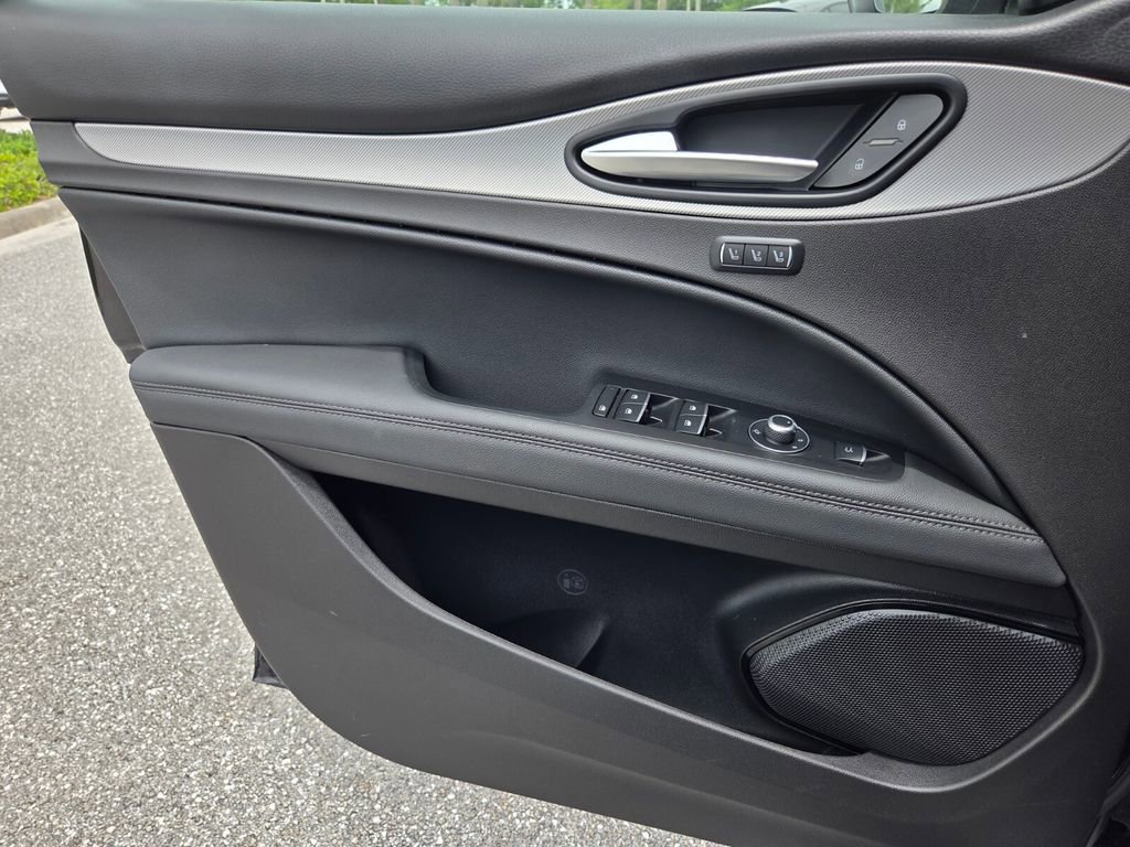 New 2025 Alfa Romeo Stelvio Sprint w/ Convenience Package AWD/4WD image 16