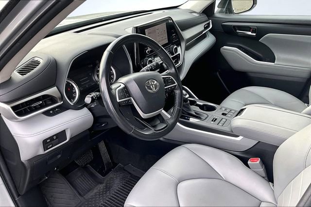 Used 2023 Toyota Highlander L image 19