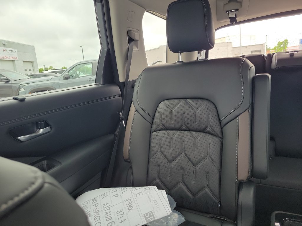 New 2026 Nissan Pathfinder Platinum AWD/4WD image 5