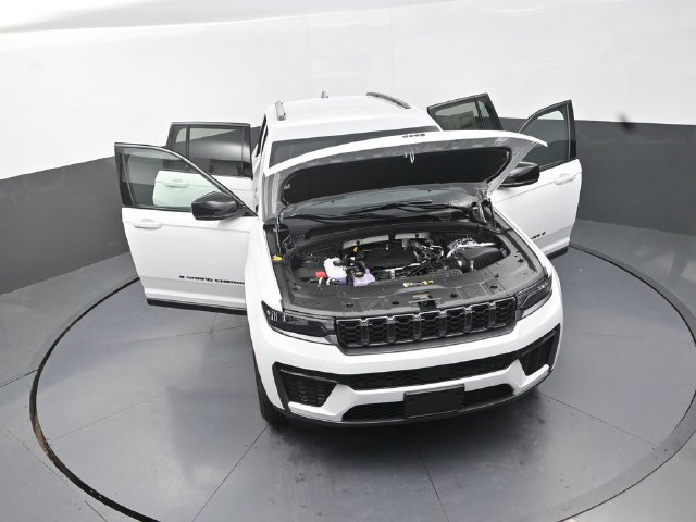 New 2026 Jeep Grand Cherokee Altitude AWD/4WD image 32