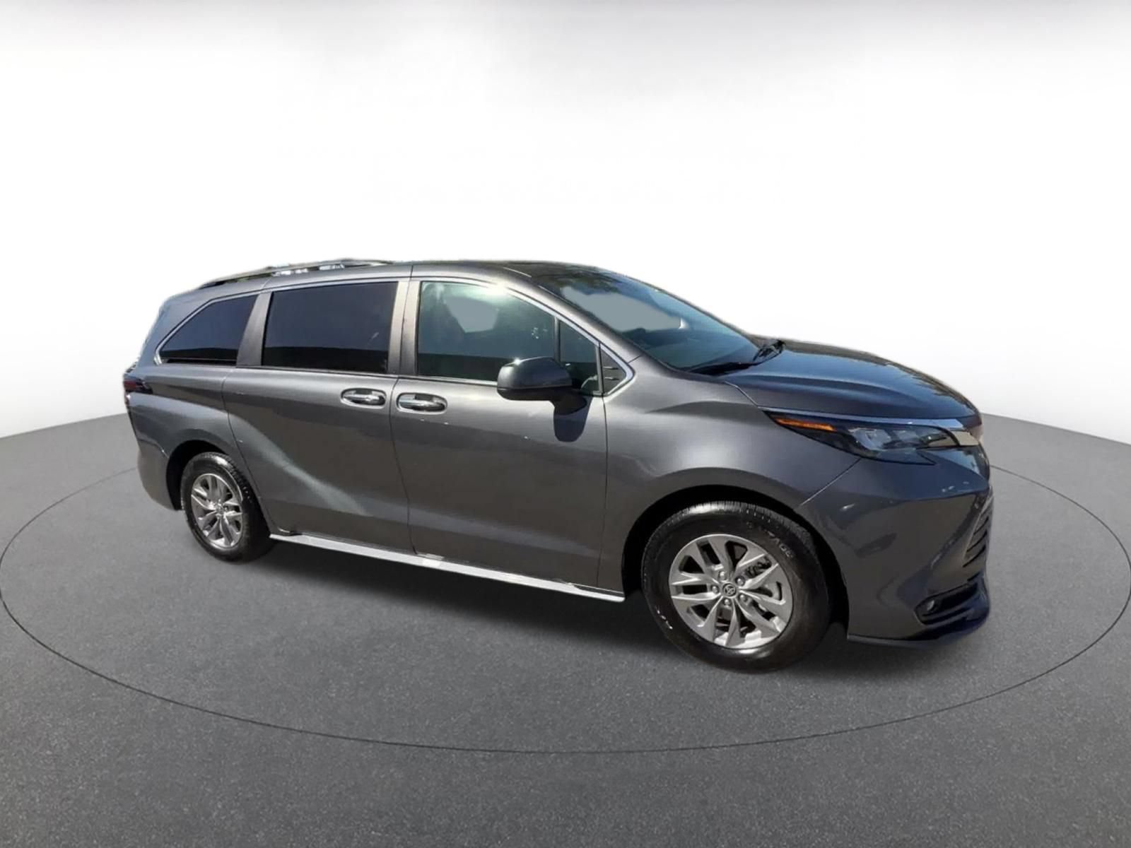 Used 2025 Toyota Sienna XLE FWD image 2