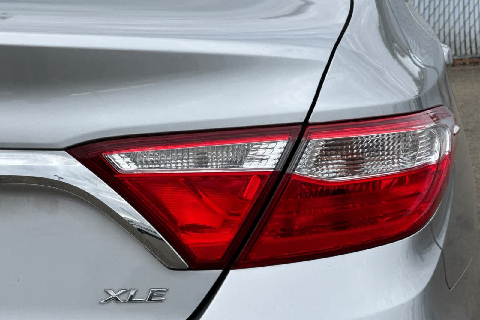 Used 2017 Toyota Camry XLE w/ Moonroof Package FWD image 21