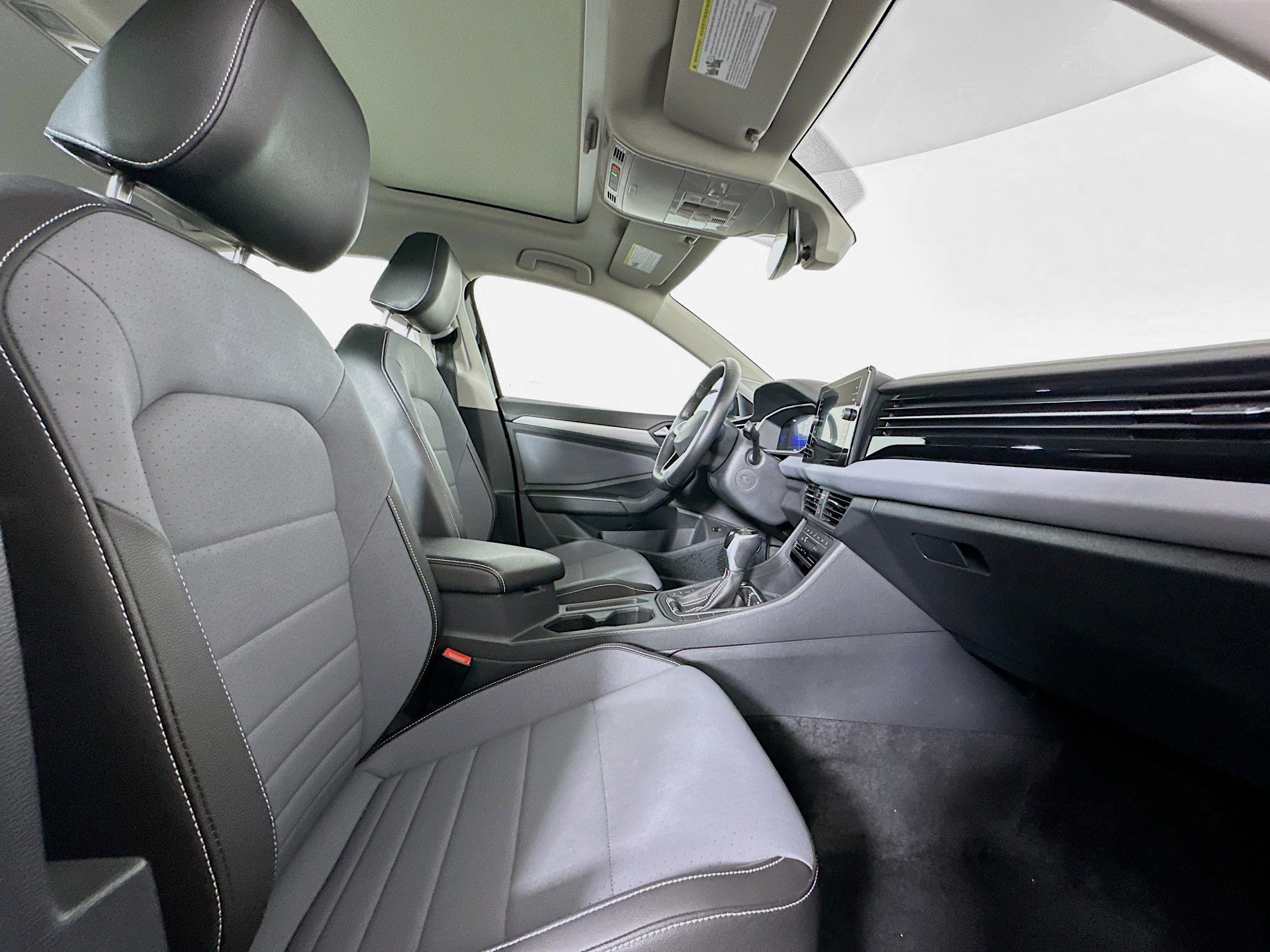 Used 2025 Volkswagen Jetta SE FWD image 30