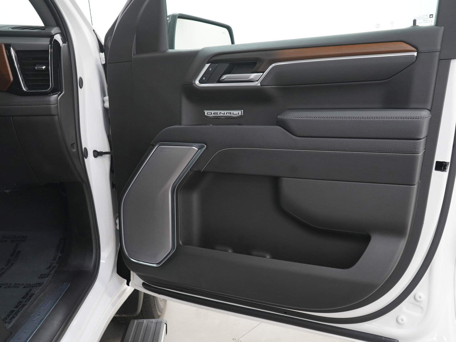 Used 2025 GMC Sierra 1500 Denali AWD/4WD image 9
