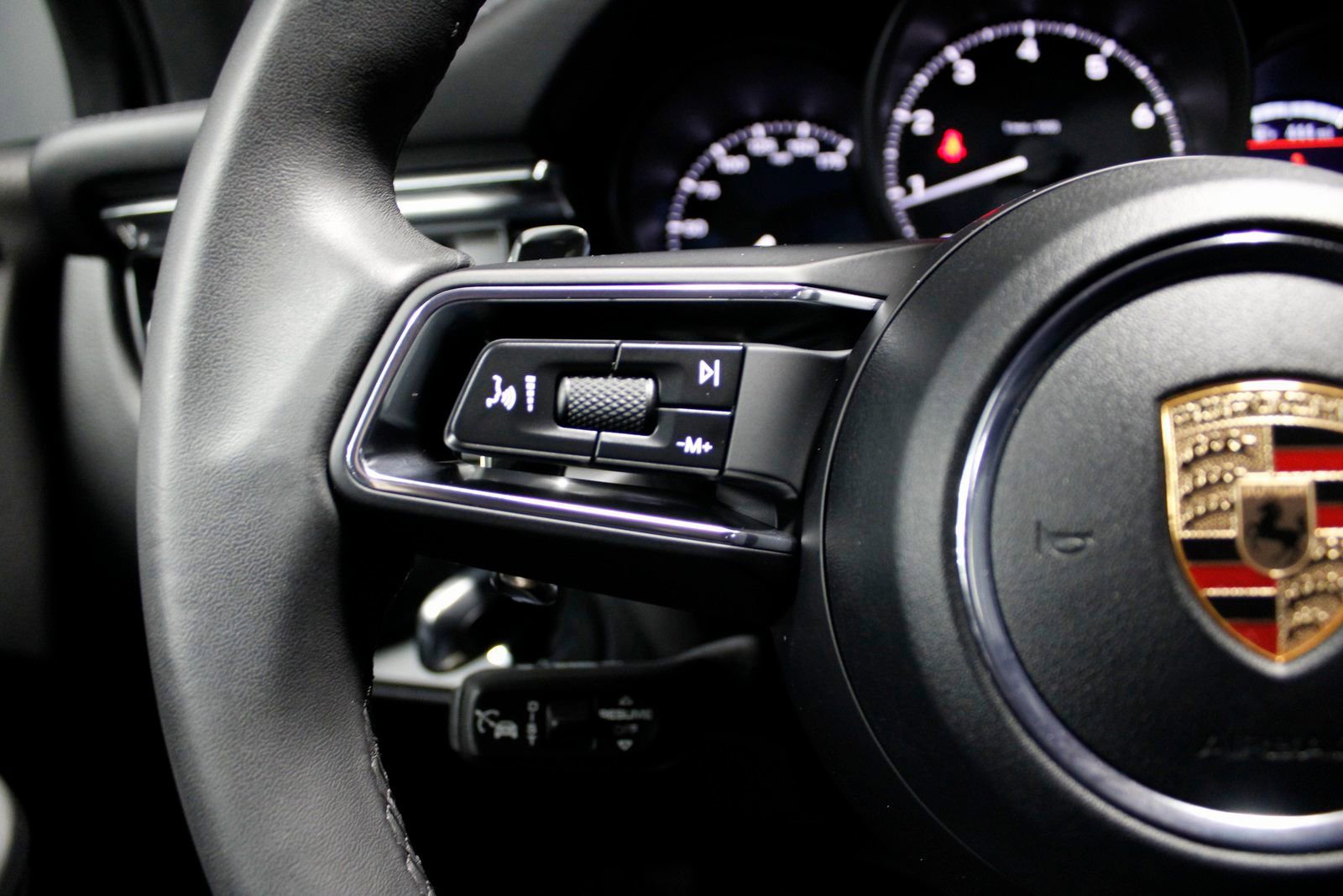 Certified 2025 Porsche Macan image 28