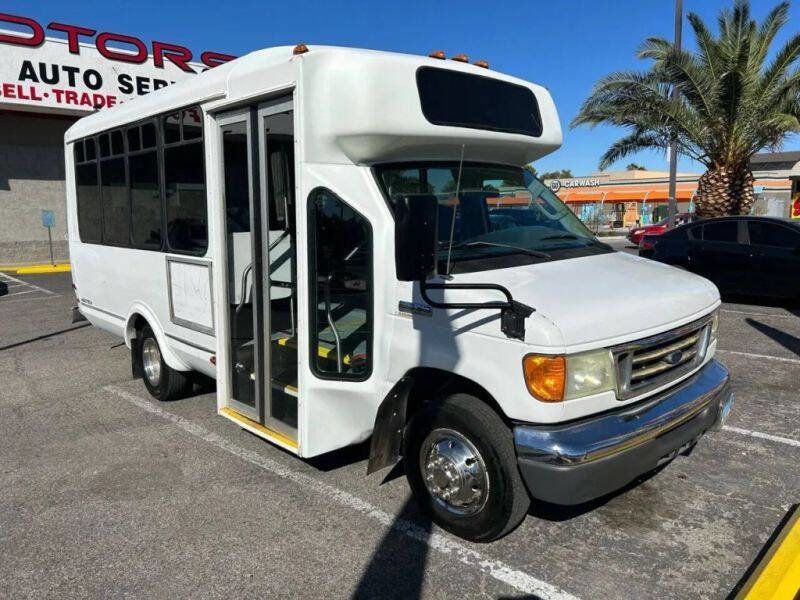 Used 2006 Ford E-350 and Econoline 350 Super Duty RWD image 3