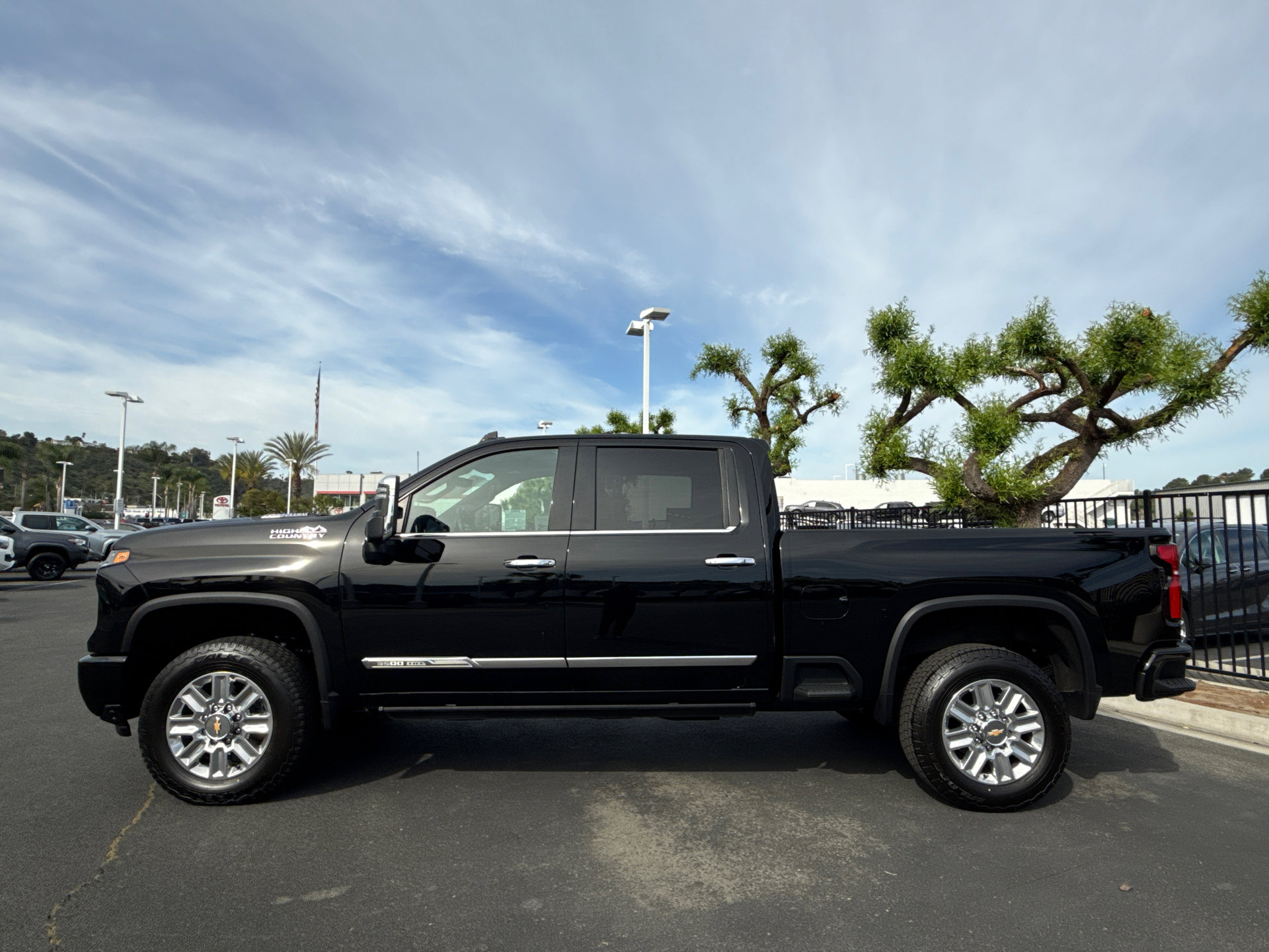 Used 2025 Chevrolet Silverado 3500 High Country w/ High Country Premium Package image 4
