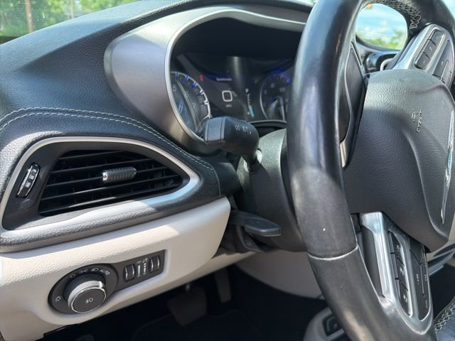 Used 2021 Chrysler Pacifica Touring-L FWD image 22