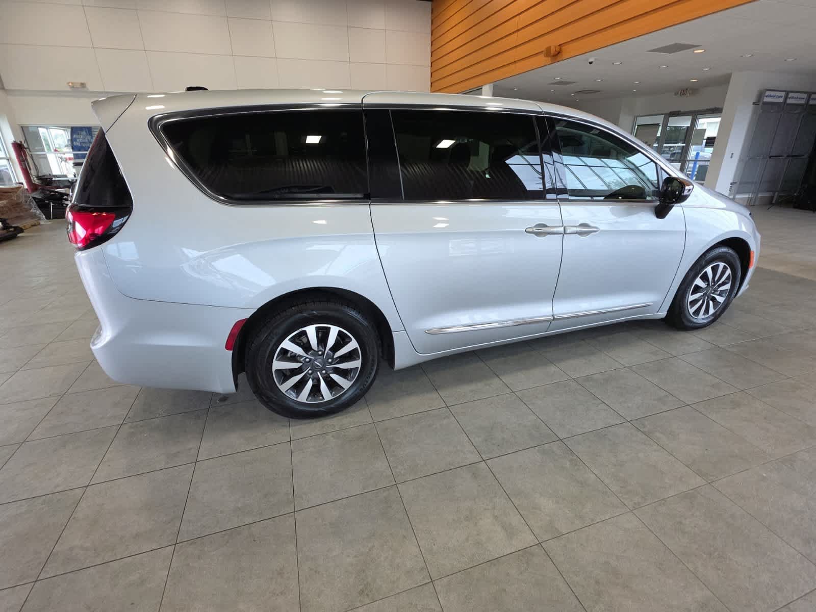 Used 2023 Chrysler Pacifica Limited FWD image 7