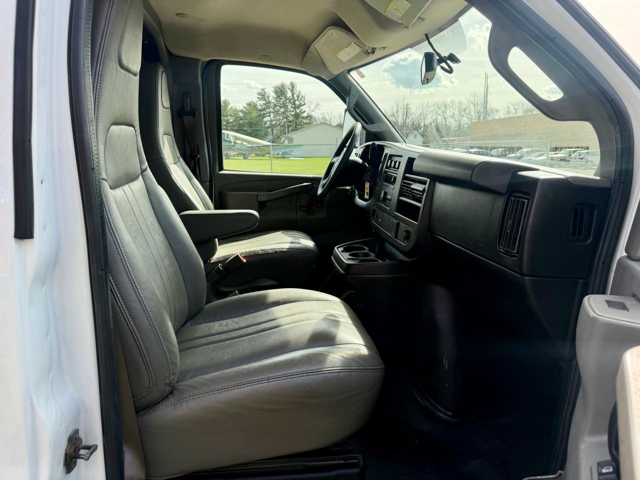 Used 2017 Chevrolet Express 3500 image 37