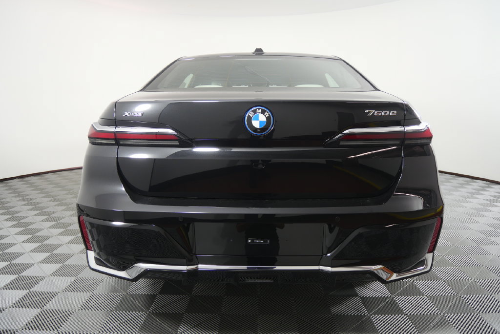 New 2026 BMW 750e xDrive AWD/4WD image 5