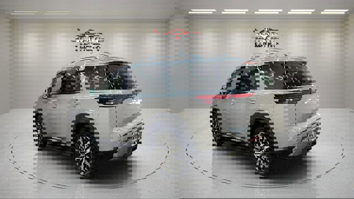 Used 2022 Nissan Pathfinder Platinum w/ Cargo Package image 3