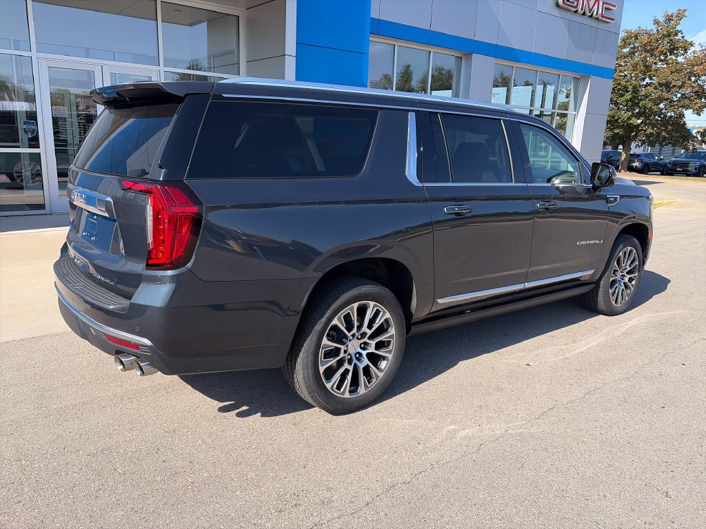 Used 2021 GMC Yukon XL Denali w/ Denali Premium Package AWD/4WD image 3