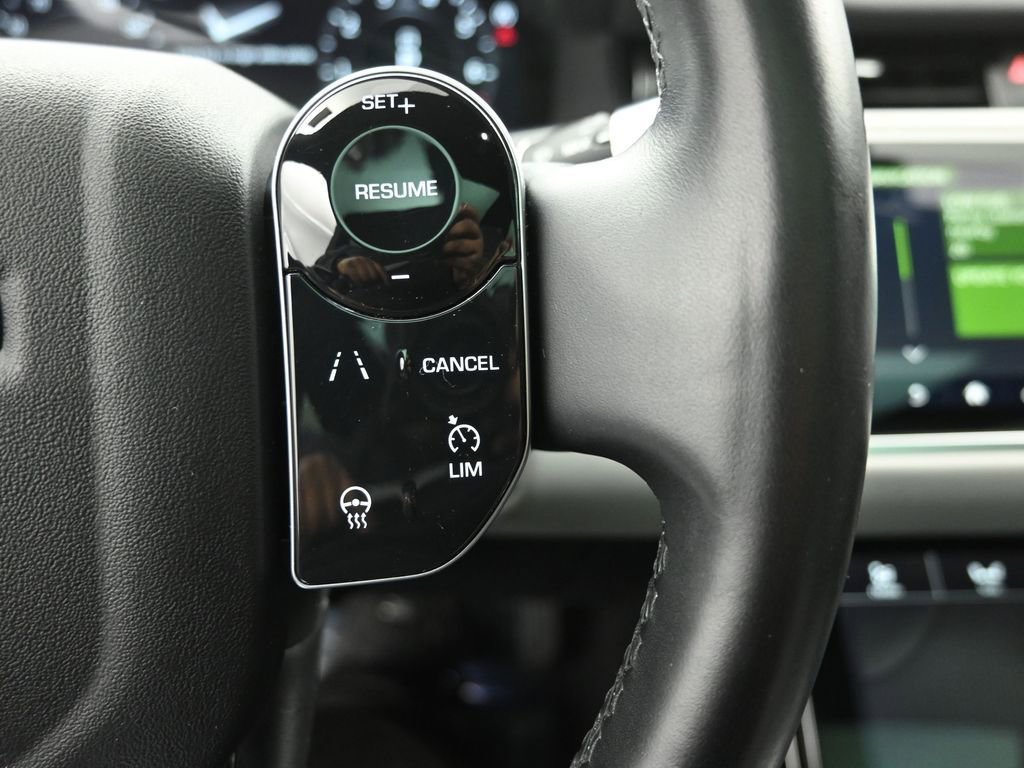 Used 2020 Land Rover Range Rover Evoque SE image 18