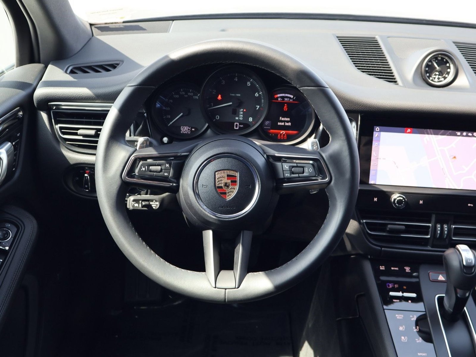 Certified 2025 Porsche Macan image 15