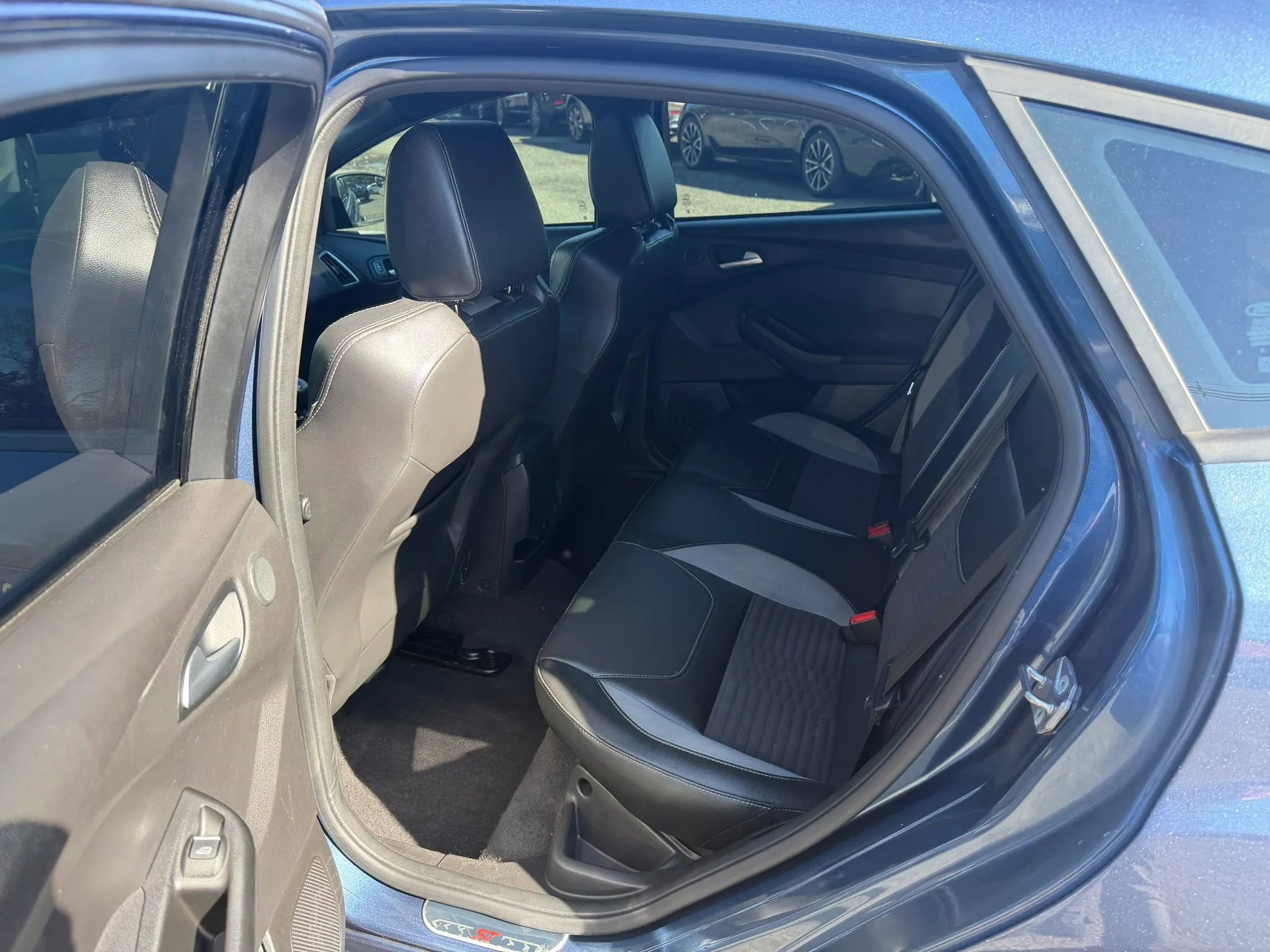 Used 2018 Ford Focus ST w/ Equipment Group 401A FWD image 29