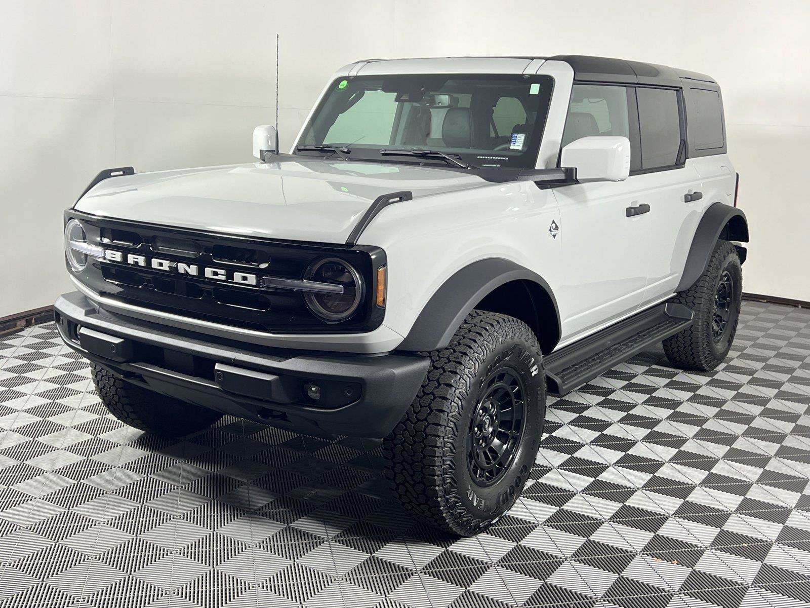 New 2026 Ford Bronco Outer Banks w/ Sasquatch Package AWD/4WD image 3