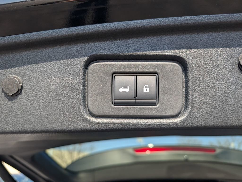 Used 2025 Nissan Pathfinder SV w/ SV Premium Package image 6