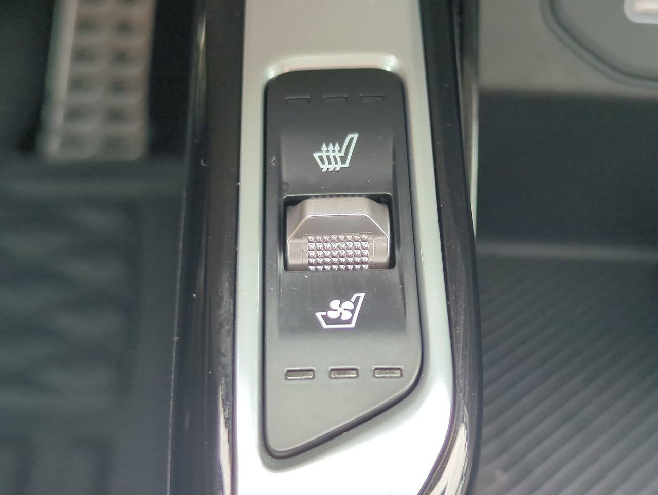 Used 2025 Kia Sorento SX FWD image 22