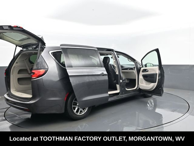 Used 2023 Chrysler Pacifica Touring-L image 32