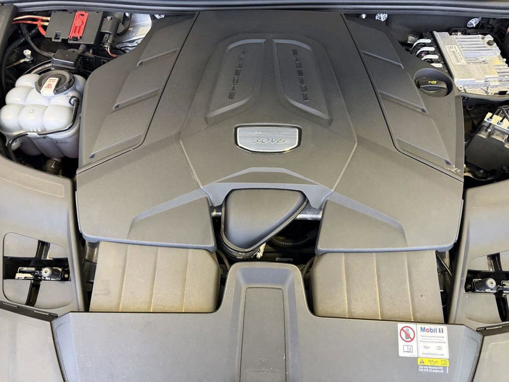 Used 2023 Porsche Cayenne Platinum Edition image 26