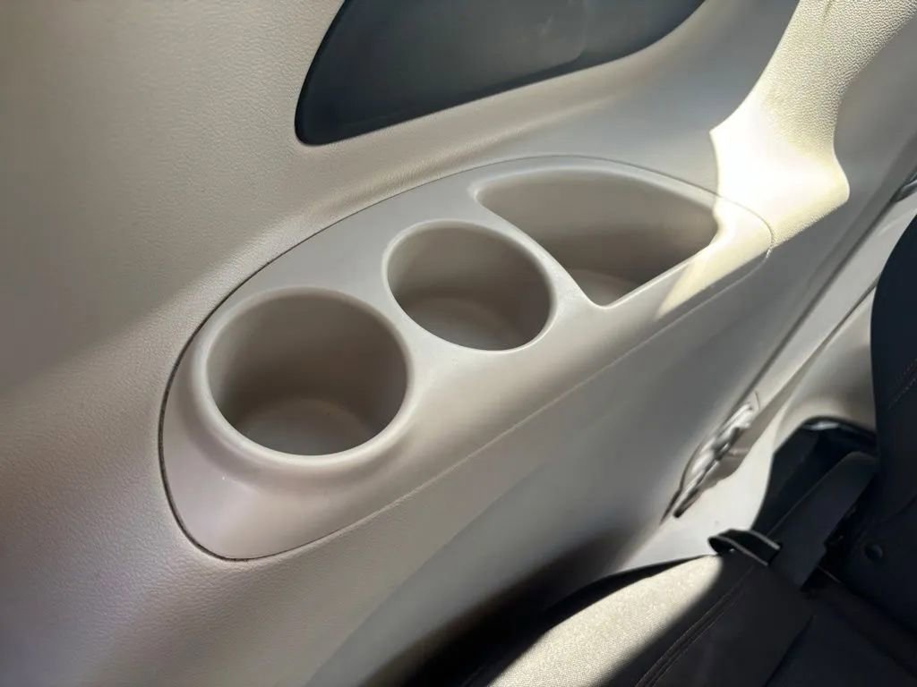 Used 2017 Chrysler Pacifica Touring w/ Tire & Wheel Group FWD image 33