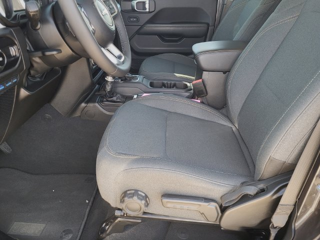 Used 2025 Jeep Wrangler Unlimited Sahara AWD/4WD image 19