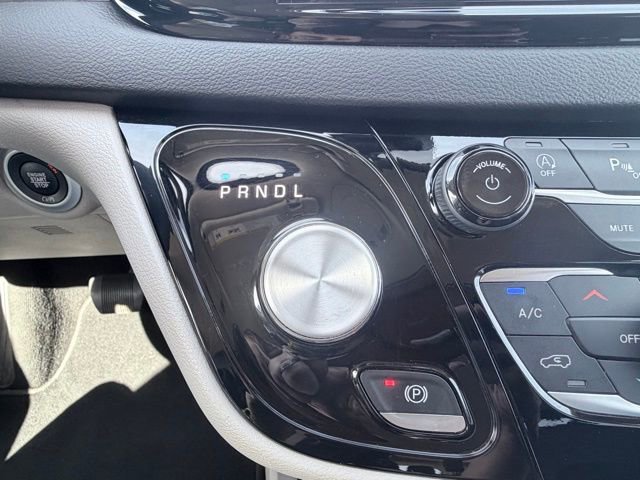 Used 2024 Chrysler Pacifica Touring-L image 18