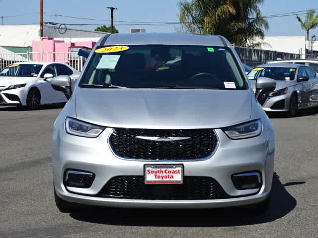 Used 2023 Chrysler Pacifica Touring-L FWD image 3