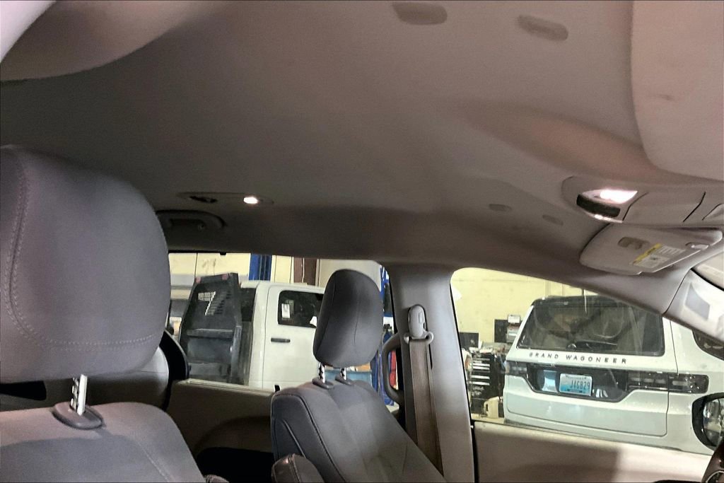 Used 2020 Chrysler Pacifica Touring w/ Tire & Wheel Group image 18