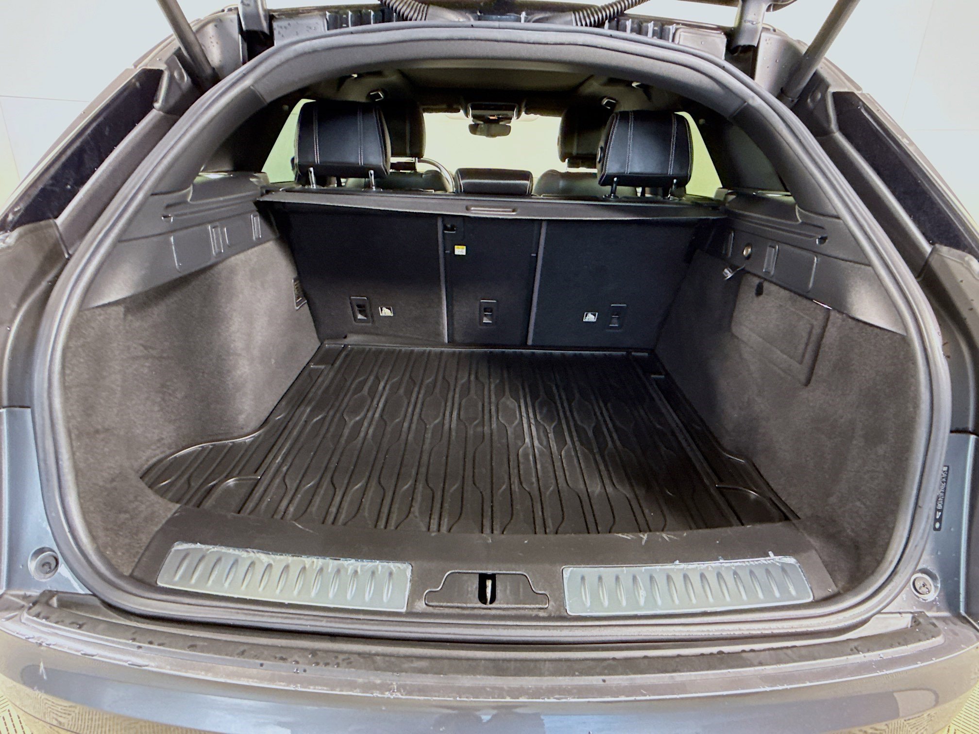 Used 2018 Land Rover Range Rover Velar R-Dynamic SE image 35