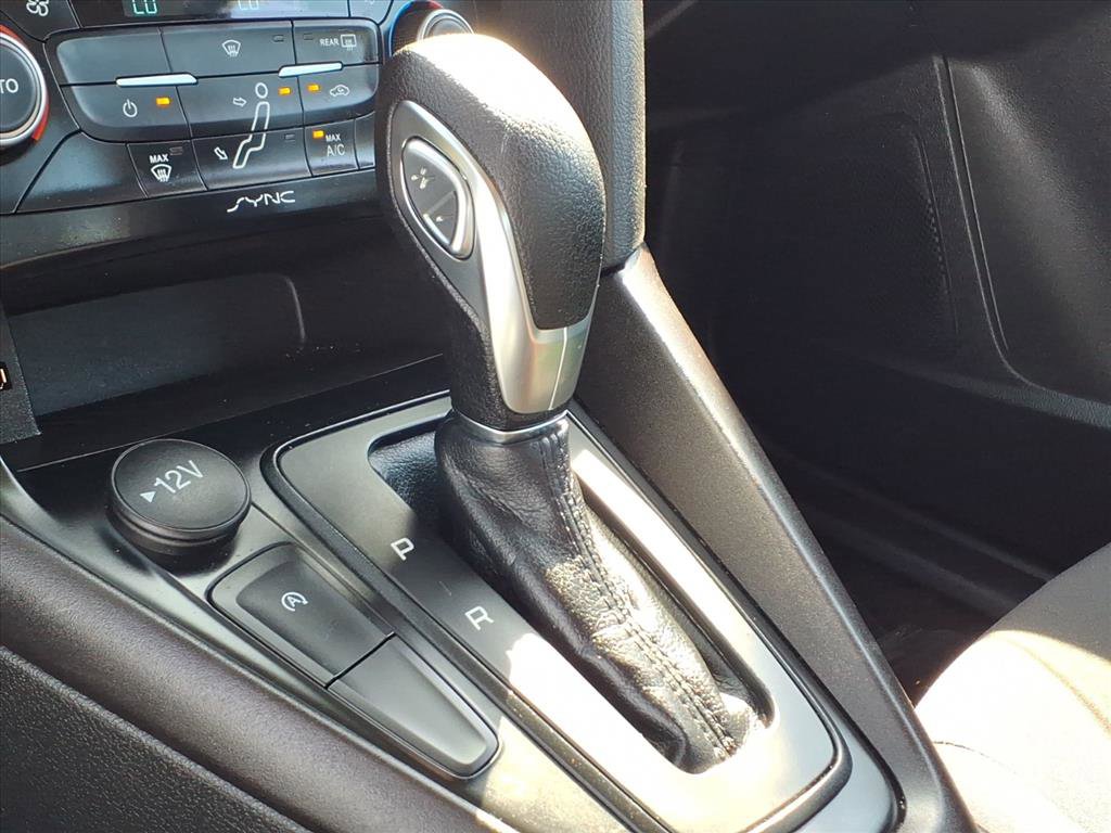 Used 2018 Ford Focus SE w/ SE Appearance Package image 15