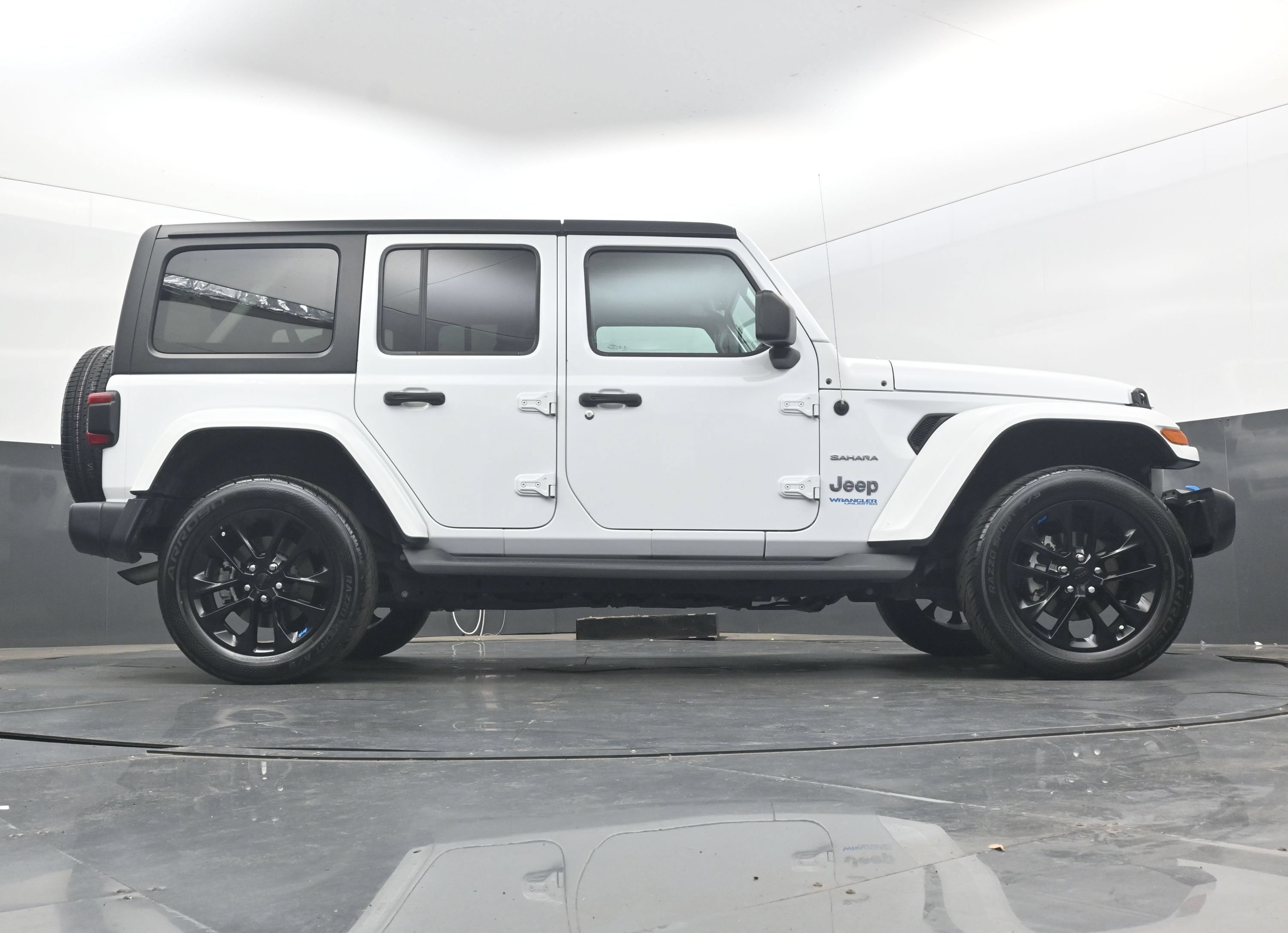 Used 2022 Jeep Wrangler Unlimited Sahara AWD/4WD image 31