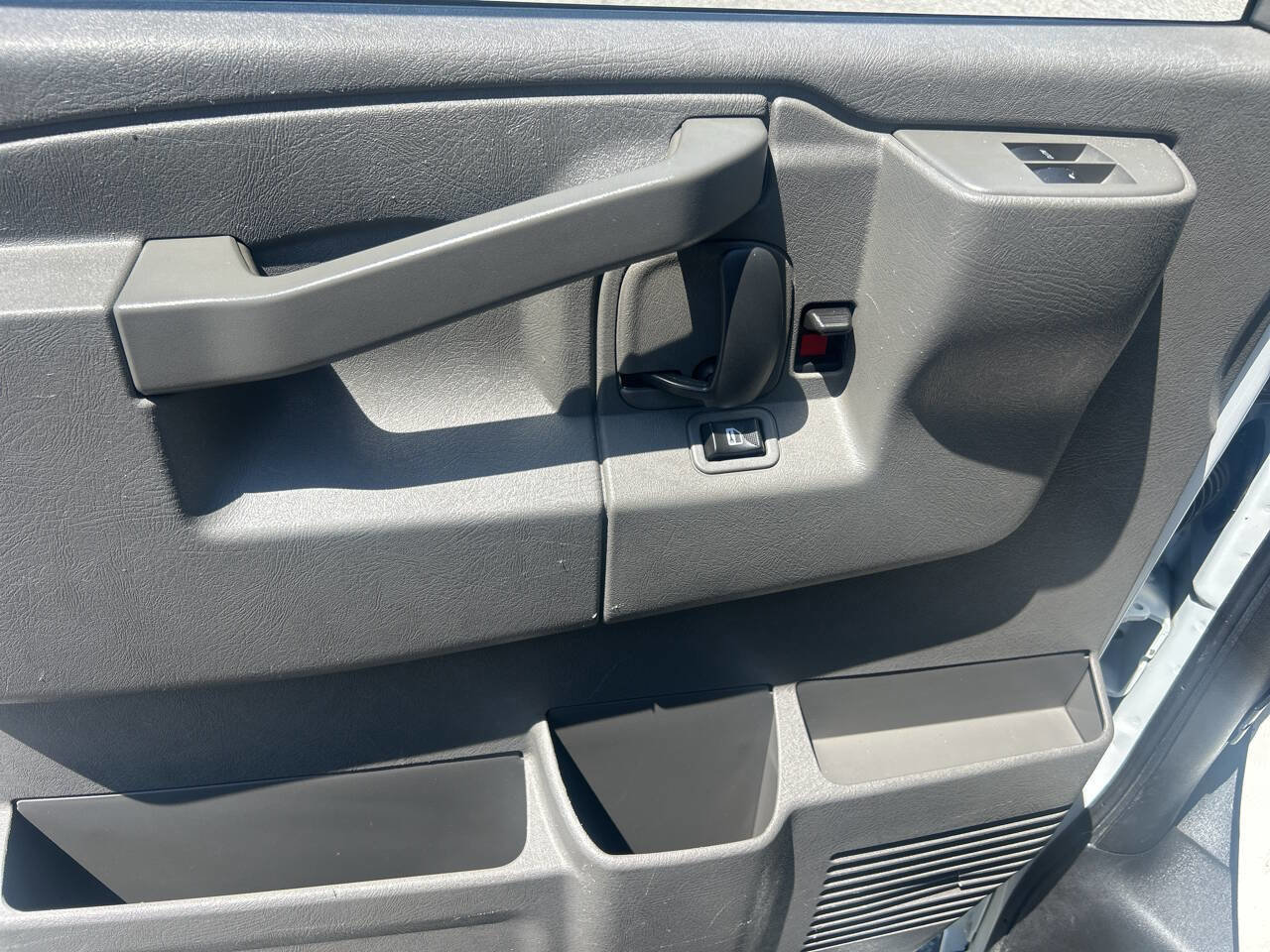 Used 2017 Chevrolet Express 2500 RWD image 10