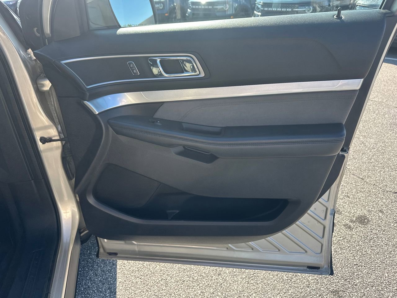Used 2017 Ford Explorer XLT w/ Equipment Group 202A FWD image 14