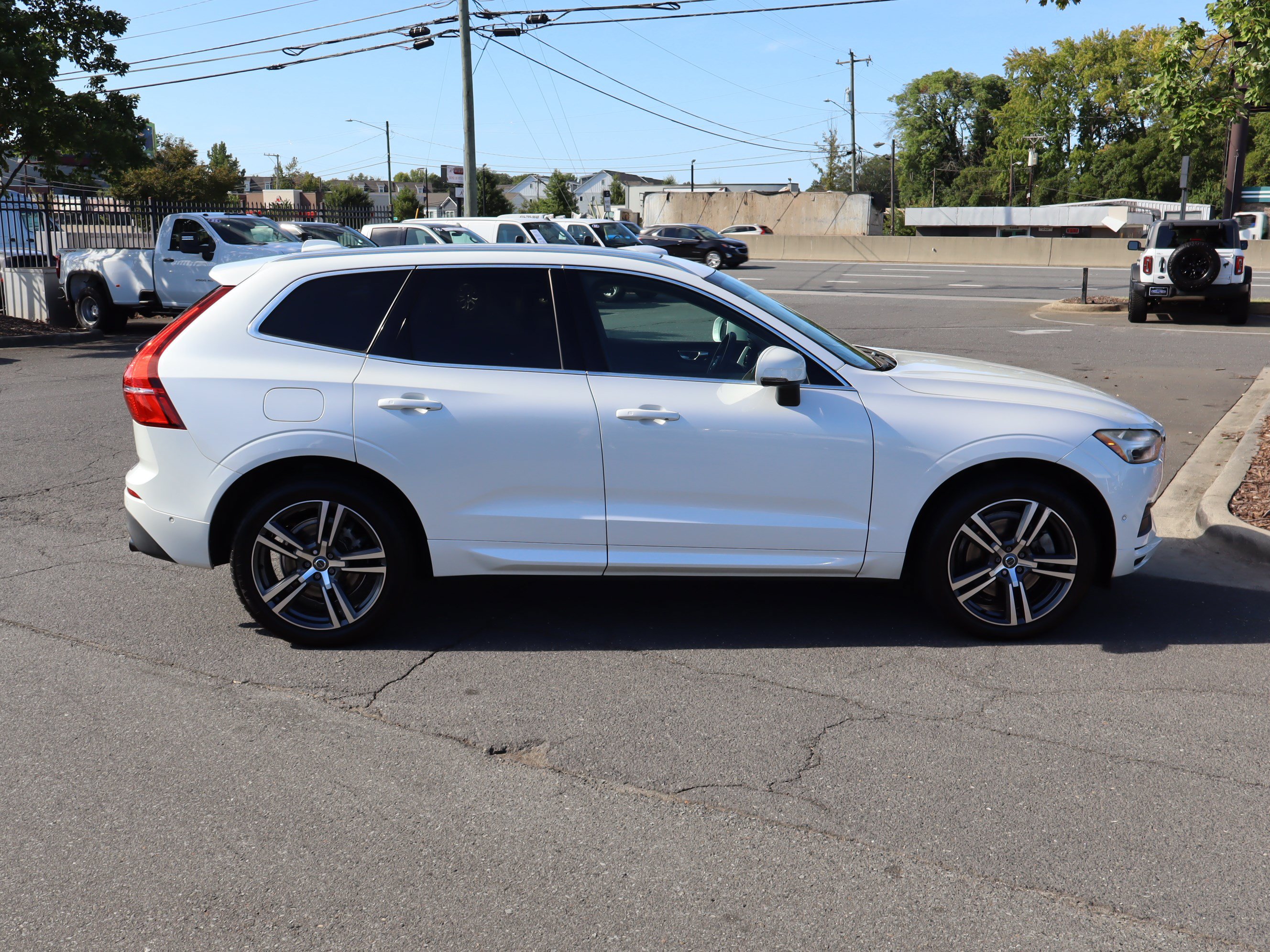 Used 2018 Volvo XC60 T6 Momentum w/ Vision Package AWD/4WD image 11