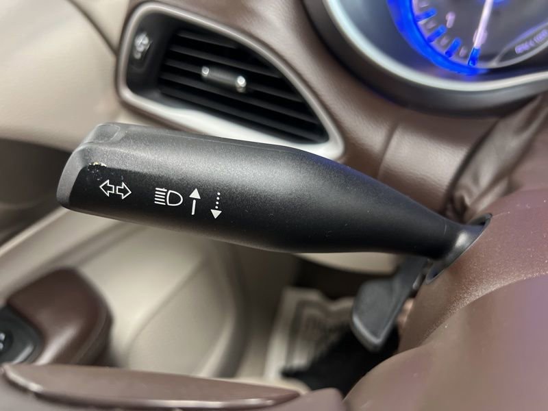 Used 2017 Chrysler Pacifica Touring-L FWD image 22