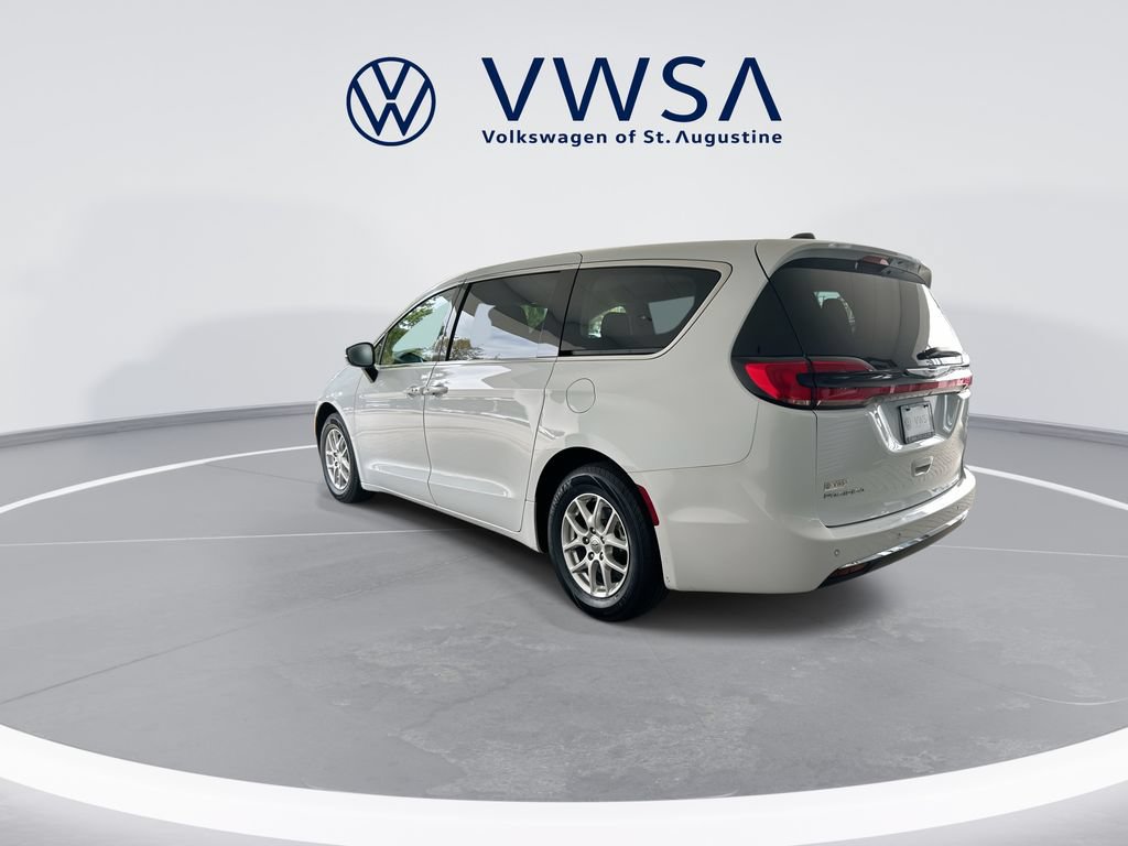 Used 2023 Chrysler Pacifica Touring-L FWD image 5