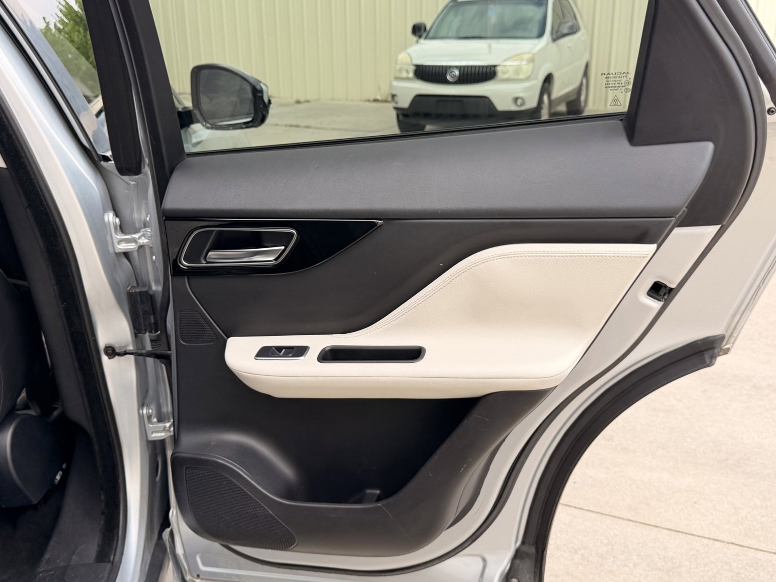 Used 2019 Jaguar F-PACE R-Sport image 27