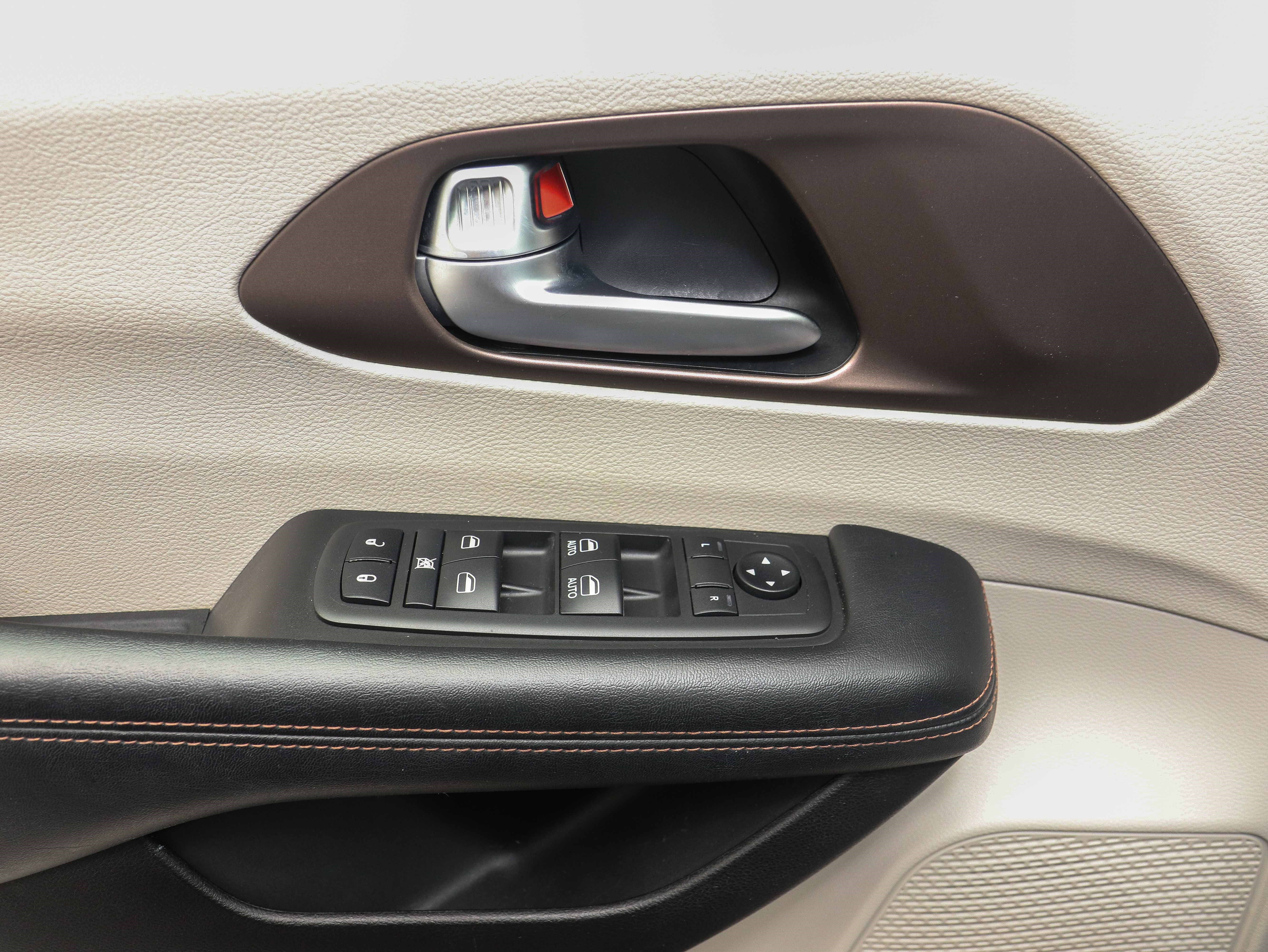 Used 2019 Chrysler Pacifica Touring-L image 29