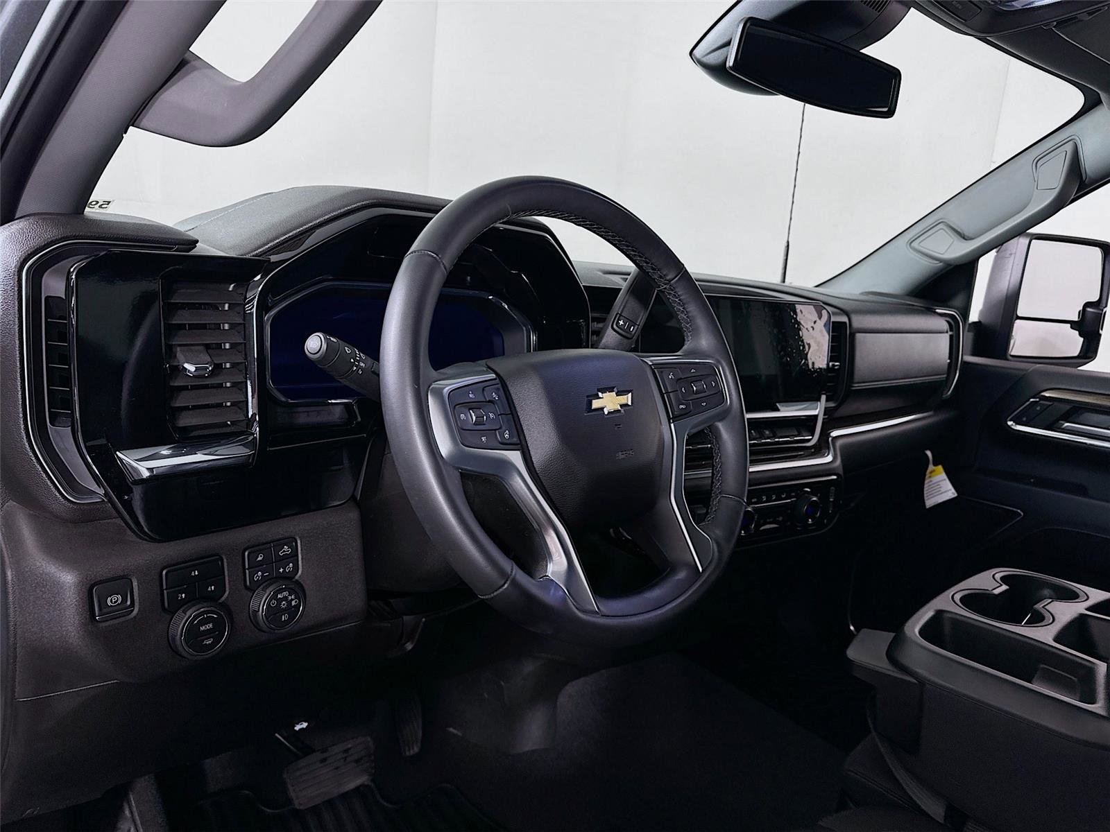 Used 2024 Chevrolet Silverado 2500 LT w/ Convenience Package image 4