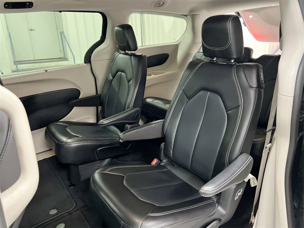 Used 2024 Chrysler Pacifica Touring-L image 22