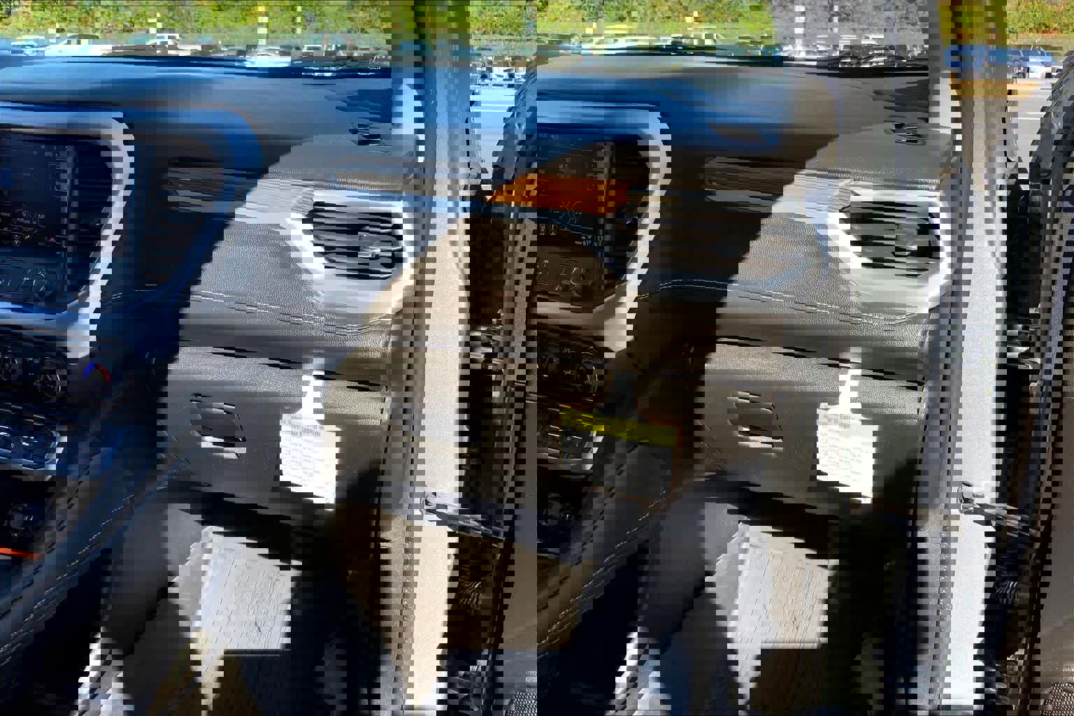 Certified 2023 GMC Acadia SLE w/ Driver Convenience Package image 17