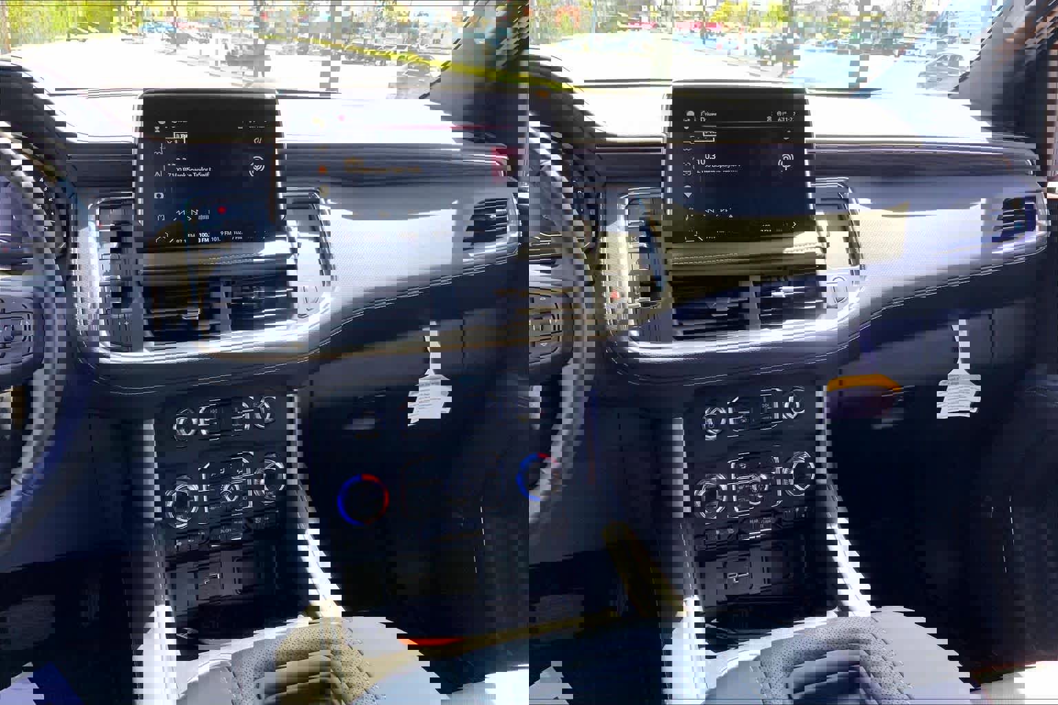 Used 2023 GMC Yukon XL SLT w/ SLT Premium Package image 7