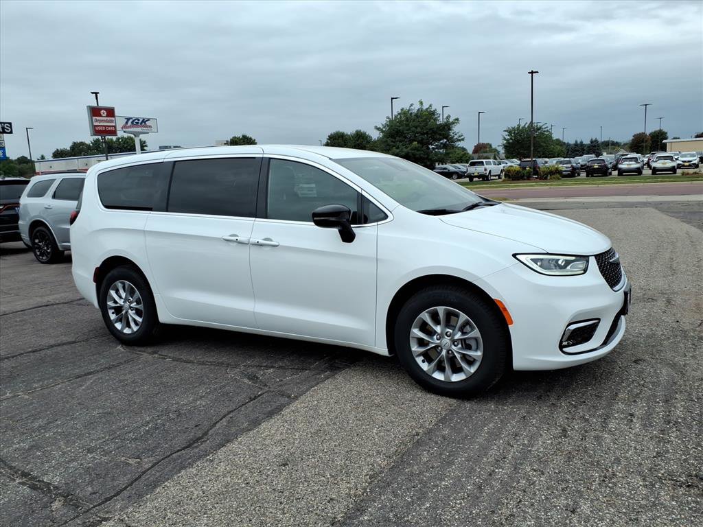 New 2026 Chrysler Pacifica Select image 2