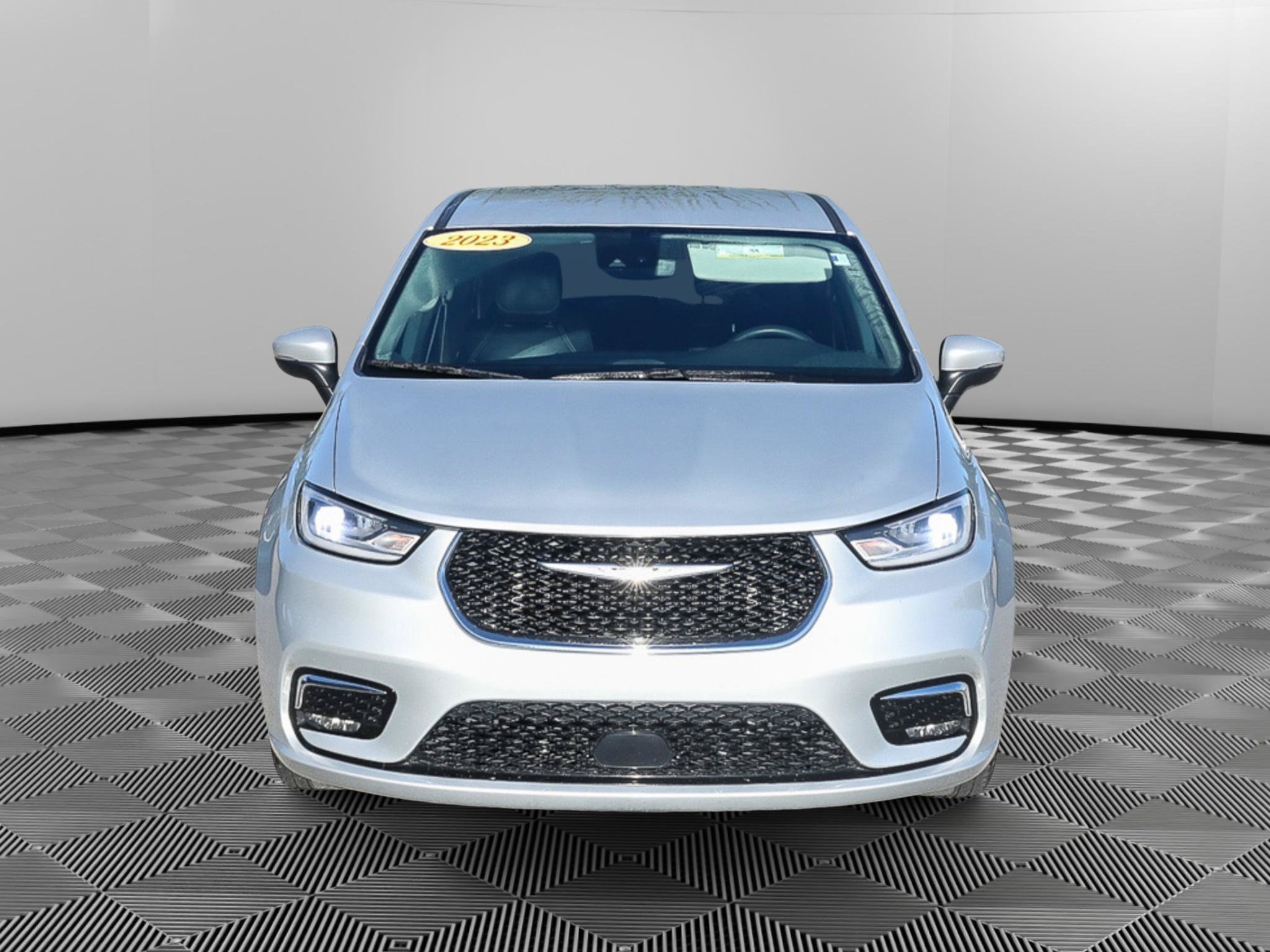 Used 2023 Chrysler Pacifica Touring-L FWD image 10