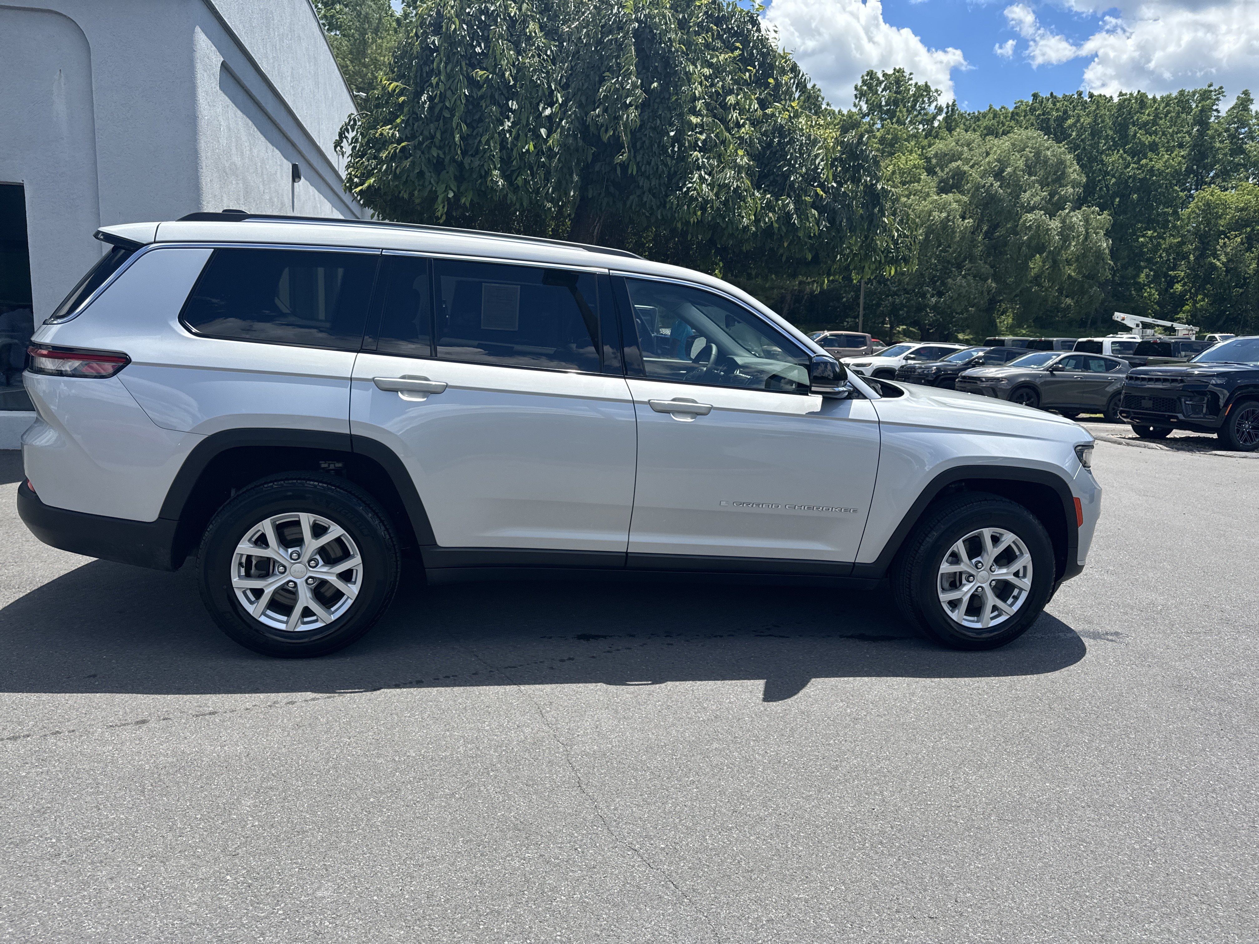 Used 2023 Jeep Grand Cherokee L Limited AWD/4WD image 2