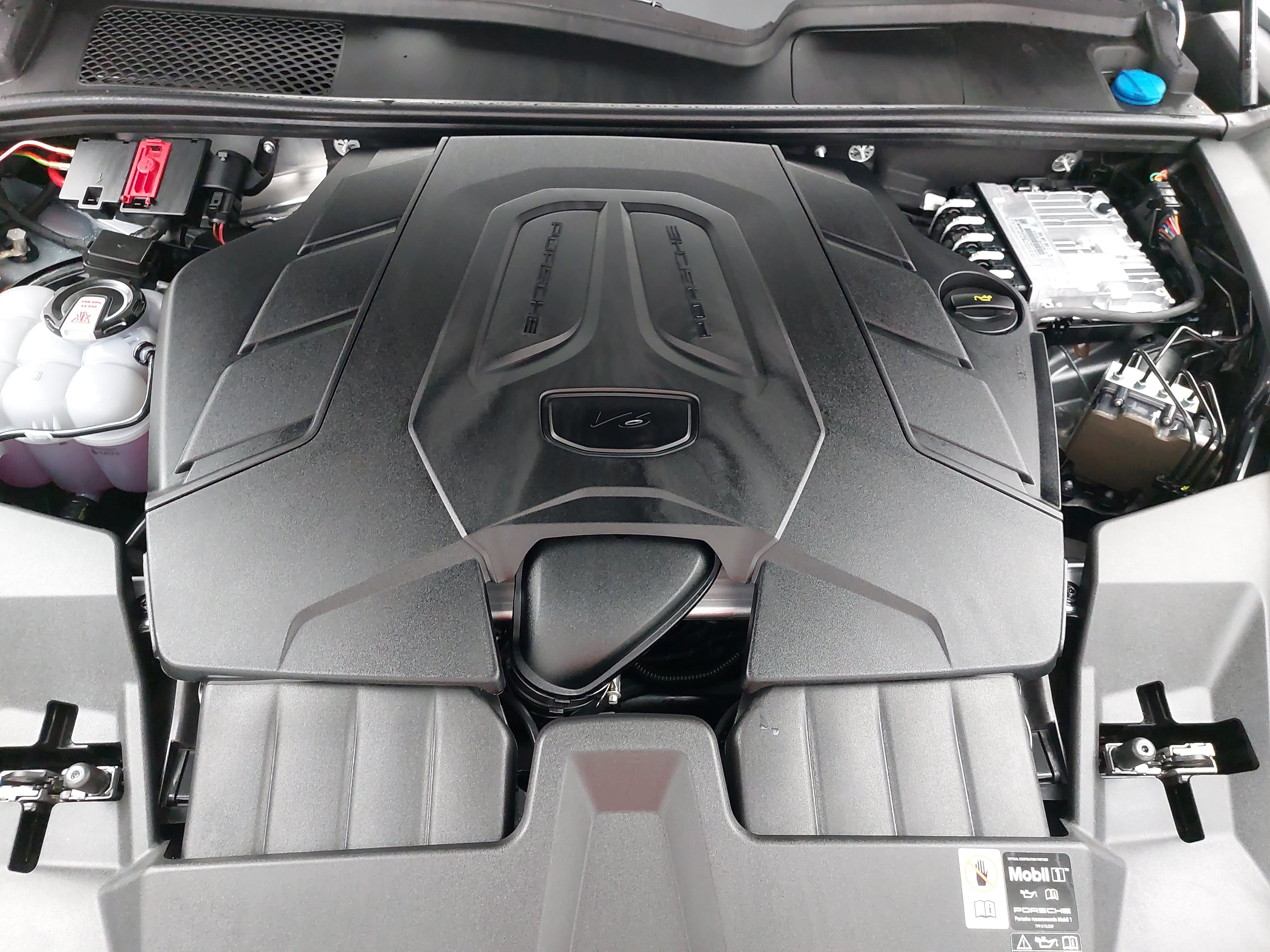 Certified 2026 Porsche Cayenne AWD/4WD image 33