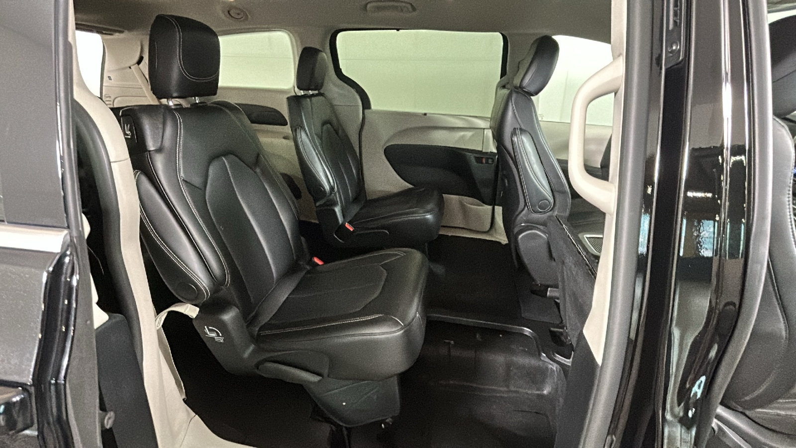 Used 2024 Chrysler Pacifica Touring-L FWD image 32
